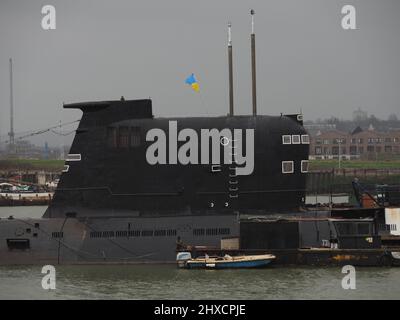 Rochester, Kent, Großbritannien. 11. März 2022. Die russische U-475 Black Widow - ein U-Boot der sowjetischen Marine aus der Zeit des Kalten Krieges auf der Medway in Rochester - wurde heute Nachmittag mit einer ukrainischen Flagge gesehen. Kredit: James Bell/Alamy Live Nachrichten Stockfoto