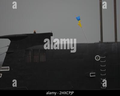 Rochester, Kent, Großbritannien. 11. März 2022. Die russische U-475 Black Widow - ein U-Boot der sowjetischen Marine aus der Zeit des Kalten Krieges auf der Medway in Rochester - wurde heute Nachmittag mit einer ukrainischen Flagge gesehen. Kredit: James Bell/Alamy Live Nachrichten Stockfoto