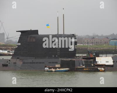 Rochester, Kent, Großbritannien. 11. März 2022. Die russische U-475 Black Widow - ein U-Boot der sowjetischen Marine aus der Zeit des Kalten Krieges auf der Medway in Rochester - wurde heute Nachmittag mit einer ukrainischen Flagge gesehen. Kredit: James Bell/Alamy Live Nachrichten Stockfoto