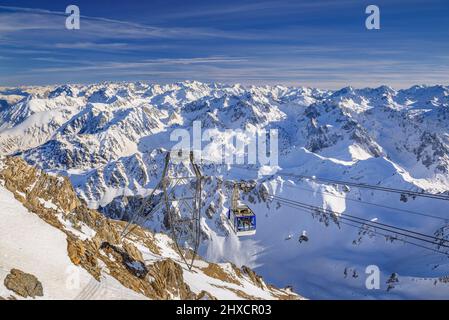 Blick von der Aussichtsplattform des Pic du Midi de Bigorre im Winter (Midi-Pyrénées, Oczitanie, Frankreich, Pyrenäen) ESP: Vistas desde el Pic du Midi Stockfoto