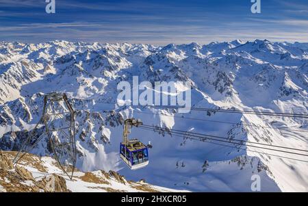 Blick von der Aussichtsplattform des Pic du Midi de Bigorre im Winter (Midi-Pyrénées, Oczitanie, Frankreich, Pyrenäen) ESP: Vistas desde el Pic du Midi Stockfoto