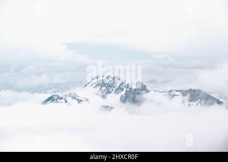 Weit entfernte Gipfel teilweise mit Wolken bedeckt Stockfoto