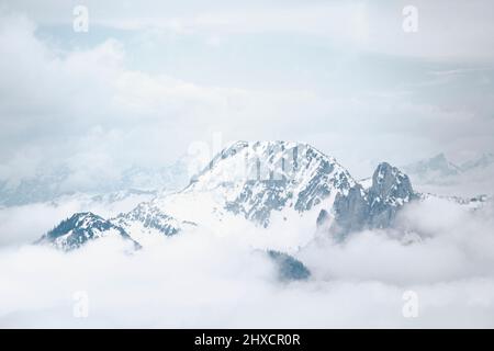 Weit entfernte Gipfel teilweise mit Wolken bedeckt Stockfoto