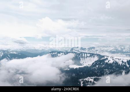 Weit entfernte Gipfel teilweise mit Wolken bedeckt Stockfoto