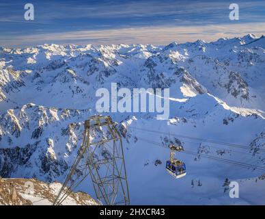 Blick von der Aussichtsplattform des Pic du Midi de Bigorre im Winter (Midi-Pyrénées, Oczitanie, Frankreich, Pyrenäen) ESP: Vistas desde el Pic du Midi Stockfoto