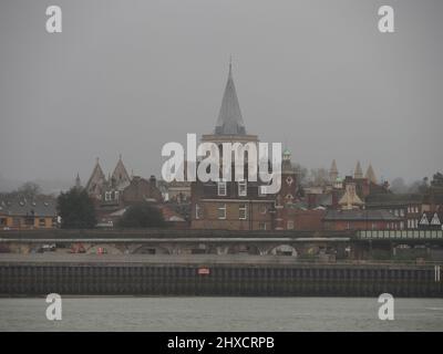 Rochester, Kent, Großbritannien. 11. März 2022. UK Wetter: Ein nasser / grauer Tag in Rochester, Kent. Kredit: James Bell/Alamy Live Nachrichten Stockfoto