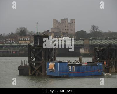 Rochester, Kent, Großbritannien. 11. März 2022. UK Wetter: Ein nasser / grauer Tag in Rochester, Kent. Kredit: James Bell/Alamy Live Nachrichten Stockfoto