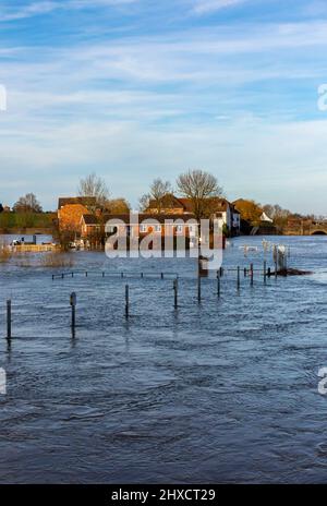 Schwere Überschwemmungen in Tewkesbury Gloucestershire England Großbritannien an der Stelle, an der sich die Fluss Severn und Avon treffen, fotografiert im Februar 2022. Stockfoto