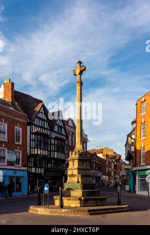 Traditionelle Gebäude und Geschäfte im Zentrum von Tewkesbury, einer Stadt in Gloucestershire, England, mit dem Kriegsdenkmal oder dem Kreuz im Vordergrund. Stockfoto