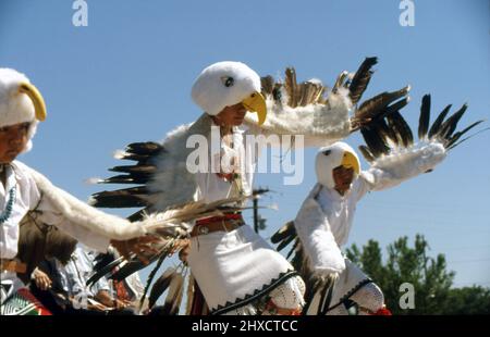 San Juan, New Mexico, USA. 10.. Juli 1998. Eagle Dancers from the San Juan Pueblo treten bei Zeremonien auf, die eine neue US-Briefmarke zum 400.. Jahrestag der Besiedlung des amerikanischen Südwestens durch spanische Kolonisatoren widmen. Ohkay Owingeh (San Juan Pueblo), Tänzer kommen aus dem Indianerreservat der San Juan-Ureinwohner. Quelle: Jack Kurtz/ZUMA Wire/Alamy Live News Stockfoto