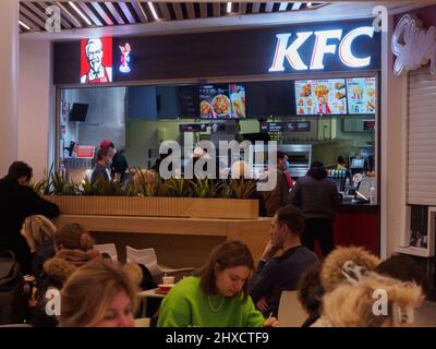 Moskau, Russland. 10. März 2022. Lecker! Brands hat angekündigt, dass es Investitionen und die Entwicklung der Restaurantkette in Russland aussetzen wird. Es ist geplant, alle Pizza Hut-Pizzeria und einen Teil der KFC-Fast-Food-Restaurants zu schließen (Bildquelle: © Alexander Sayganov/SOPA Images via ZUMA Press Wire) Stockfoto