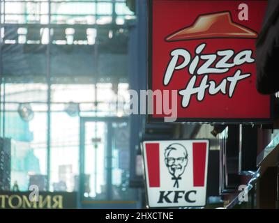 Moskau, Russland. 10. März 2022. Lecker! Brands hat angekündigt, dass es Investitionen und die Entwicklung der Restaurantkette in Russland aussetzen wird. Es ist geplant, alle Pizza Hut-Pizzeria und einen Teil der KFC-Fast-Food-Restaurants zu schließen (Bildquelle: © Alexander Sayganov/SOPA Images via ZUMA Press Wire) Stockfoto