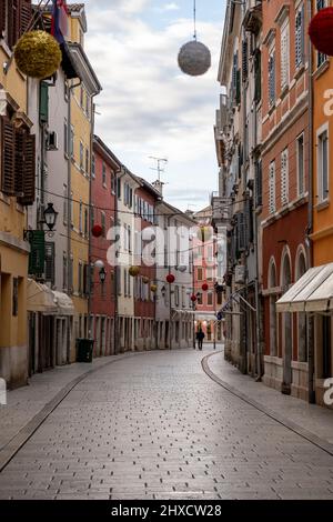 Rovinj, Kroatien-6th. Januar 2022: Schöne, alte, bunte Häuserfassaden in der beliebten touristischen Destination Rovinj, Kroatien Stockfoto