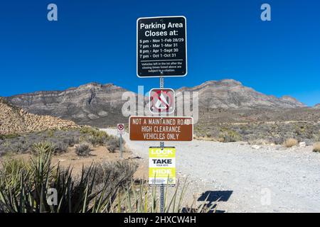 Las Vegas, NV, USA – 16. Februar 2022: Schilder auf einer unbefestigten Straße im Gebiet des Red Rock Canyon im Süden Nevadas. Stockfoto