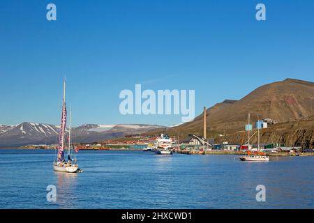 Segelboote im Hafen / Hafen von Longyearbyen während der Sommernacht, Svalbard / Spitzbergen Stockfoto