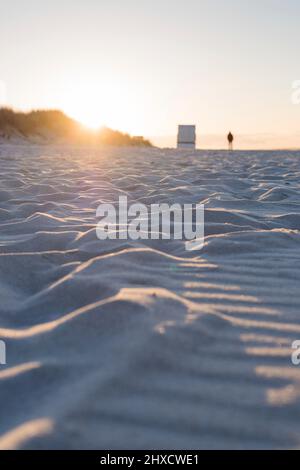 Warme Sommerzeit am Sandstrand der Ostsee in Heidkate, Deutschland. Stockfoto