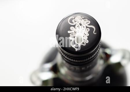 LONDON, VEREINIGTES KÖNIGREICH - 01. FEBRUAR 2022 karibischer schwarzer würziger Rum in einer charakteristischen viktorianischen Flasche mit einem Bild eines Seeungeheuers Stockfoto
