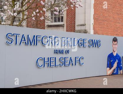 London, England, Großbritannien. 11. März 2022. Ein Eingangsschild am Stadion der Stamford Bridge. Der Chelsea Football Club wurde von Beschränkungen getroffen, einschließlich eines Verkaufsverbots für neue Tickets und Waren, nachdem der Besitzer Roman Abramovich aufgrund seiner engen Beziehungen mit dem russischen Präsidenten Wladimir Putin mit Sanktionen belegt wurde. (Bild: © Vuk Valcic/ZUMA Press Wire) Bild: ZUMA Press, Inc./Alamy Live News Stockfoto