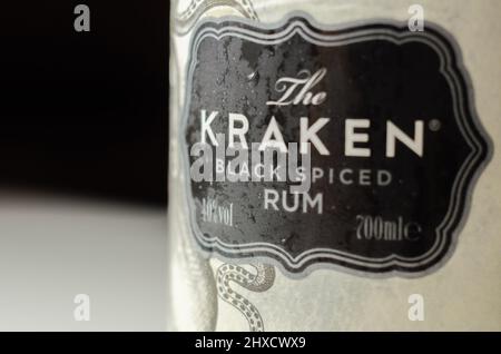 LONDON, VEREINIGTES KÖNIGREICH - 01. FEBRUAR 2022 karibischer schwarzer würziger Rum in einer charakteristischen viktorianischen Flasche mit einem Bild eines Seeungeheuers Stockfoto