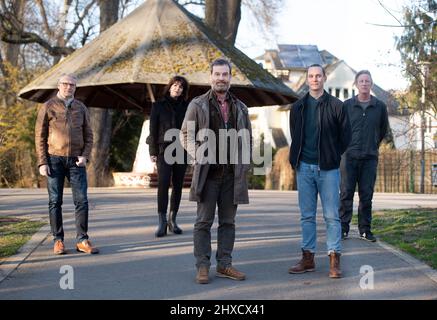 Dortmund, Deutschland. 04. Januar 2016. Schauspieler Jörg Hartmann in der Rolle von Peter Faber (von links) und Rick Okon als Jan Pawlak (vorne rechts) sowie Frank Tönsmann, Redakteurin WDR, Lucia Staubach, Produzentin und Richard Huber, Regisseur (hintere Reihe von links) Stell dich während eines Fotoshootings für den Dortmunder Tatort - Du bleibst hier am Set auf. Quelle: Bernd Thissen/dpa/Alamy Live News Stockfoto