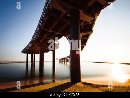 Der neue Pier in Koserow von unten bei Sonnenaufgang in Langzeitbelichtung gesehen Stockfoto