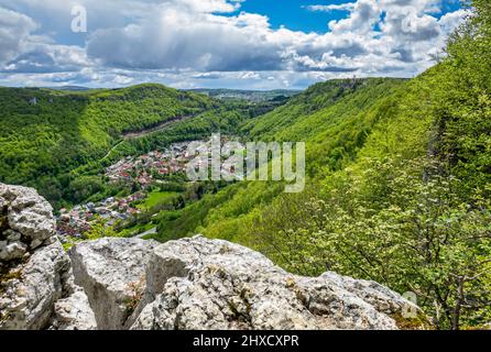 Blick von Breitenstein auf den Stadtteil Honau. Rechts am Horizont ist die Burg Lichtenstein zu sehen. Stockfoto