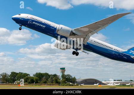 Der Prototyp des Boeing 787 Dreamliner wird auf der Farnborough International Airshow vorgestellt. Boeing-Firmenfarbgebung. Neuer Boeing Jet Stockfoto