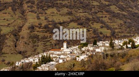 Blick auf das idyllische, weiß getünchte andalusische Bergdorf Capileira in der Sierra Nevada Stockfoto