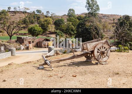 Traditionelle Ochsenwagen mit Holzrädern in einem Bauernhof in der Nähe von Kumbhalgarh Fort, Aravalli Hills, Rajsamand Bezirk in der Nähe von Udaipur, Rajasthan, Westindien Stockfoto