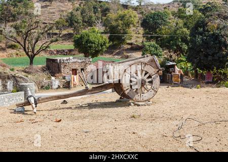 Traditionelle Ochsenwagen mit Holzrädern in einem Bauernhof in der Nähe von Kumbhalgarh Fort, Aravalli Hills, Rajsamand Bezirk in der Nähe von Udaipur, Rajasthan, Westindien Stockfoto