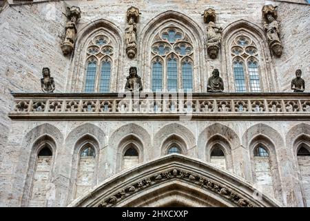 Brüstung über dem Südportal der Marienkirche die untere Reihe zeigt Kaiser Karl IV., seine vierte Frau Elisabeth von Pommern und zwei seiner Kinder. Die obere Reihe zeigt die Anbetung der Könige. Stockfoto