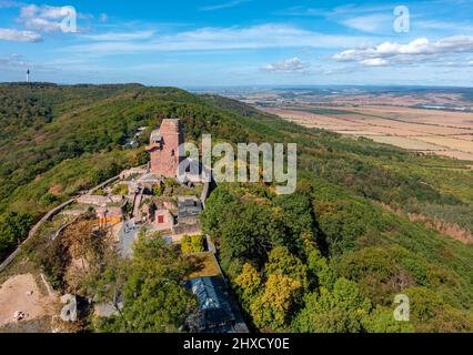 Reichsburg Kyffhausen, Blick vom Kyffhäuser-Denkmal über den Berghof auf den Kulpenberg mit dem Fernsehturm. Stockfoto