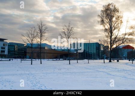 Helsinki, Finnland, dezember 2021. Zentralbibliothek Oodi vom breiten öffentlichen Raum vor dem Hotel aus gesehen Stockfoto