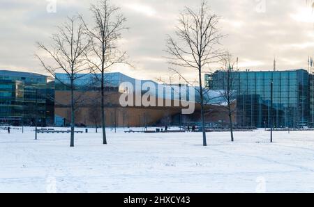 Helsinki, Finnland, dezember 2021. Zentralbibliothek Oodi vom breiten öffentlichen Raum vor dem Hotel aus gesehen Stockfoto