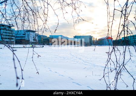 Helsinki, Finnland, dezember 2021. Zentralbibliothek Oodi vom breiten öffentlichen Raum vor dem Hotel aus gesehen Stockfoto