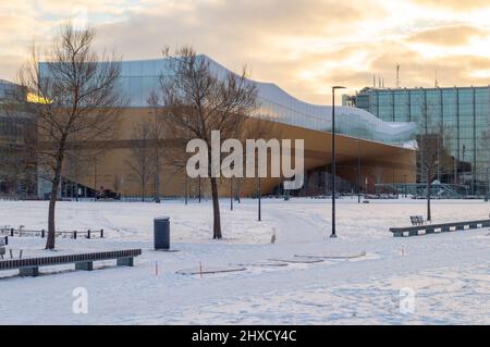 Helsinki, Finnland, dezember 2021. Zentralbibliothek Oodi vom breiten öffentlichen Raum vor dem Hotel aus gesehen Stockfoto