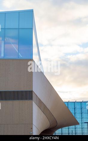 Helsinki, Finnland, dezember 2021, Zentrale öffentliche Bibliothek Oodi, Detailansicht des Äußeren Stockfoto