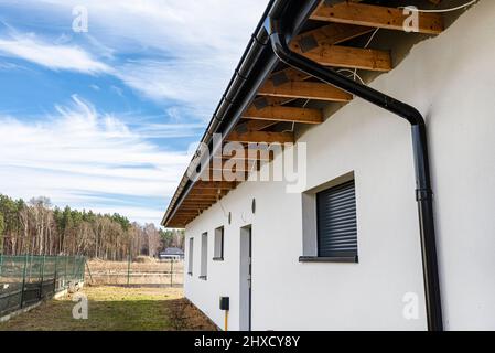 Dachbinder, durch die das Elektrokabel führt, um die Beleuchtung im Soffit zu verbinden. Stockfoto