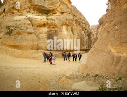 Touristen, die Petra in Jordanien besuchen, wandern oder werden von Beduinenkarren unterstützt 25. Februar 2020 Stockfoto