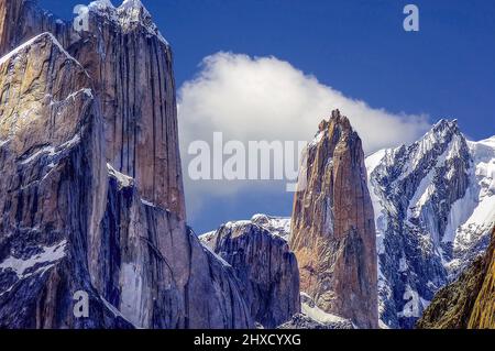 Trango Towers 6.286 m hoch sind eine Familie von Felstürmen in Gilgit-Baltistan, im Norden Pakistans Stockfoto