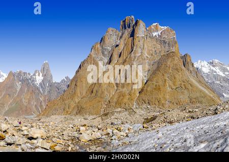 Der Baltoro-Gletscher ist mit einer Länge von 63 km einer der längsten Gletscher außerhalb der Polarregionen im Norden Pakistans Stockfoto