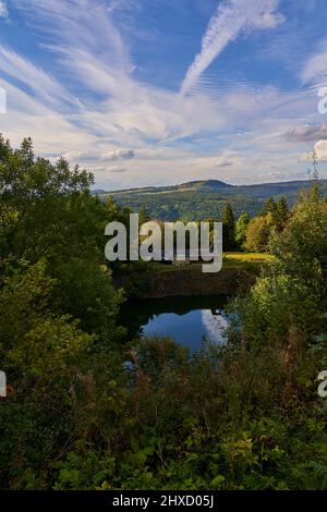 Der Basaltsee Tintenfass bei Riedenberg im NSG Schwarze Berge des Biosphärenreservats Rhön, Kreis Bad Kissingen Unterfranken, Franken, Bayern, Deutschland Stockfoto