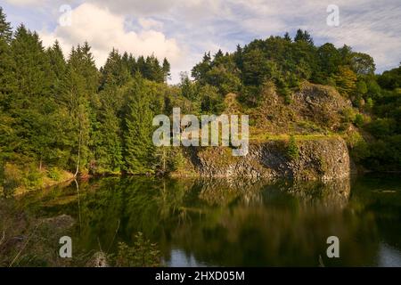 Der Basaltsee Tintenfass bei Riedenberg im NSG Schwarze Berge des Biosphärenreservats Rhön, Kreis Bad Kissingen Unterfranken, Franken, Bayern, Deutschland Stockfoto