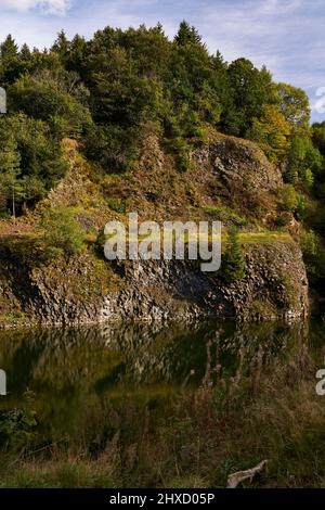 Der Basaltsee Tintenfass bei Riedenberg im NSG Schwarze Berge des Biosphärenreservats Rhön, Kreis Bad Kissingen Unterfranken, Franken, Bayern, Deutschland Stockfoto