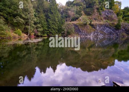 Der Basaltsee Tintenfass bei Riedenberg im NSG Schwarze Berge des Biosphärenreservats Rhön, Kreis Bad Kissingen Unterfranken, Franken, Bayern, Deutschland Stockfoto