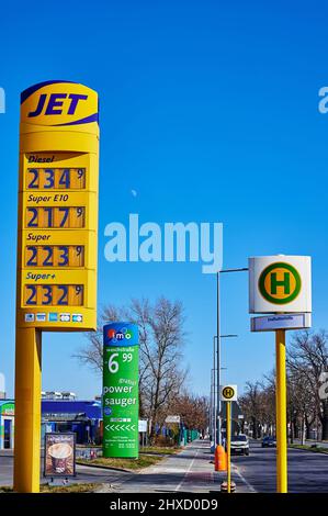 Berlin, Deutschland - 11. März 2022: Blick auf die Preisplatine einer Jet Group Tankstelle mit extrem hohen Preisen. Stockfoto