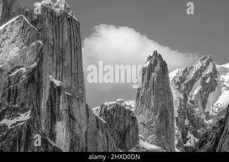 Die Trango Towers sind eine Familie von Felstürmen in Gilgit-Baltistan, im Norden Pakistans Stockfoto