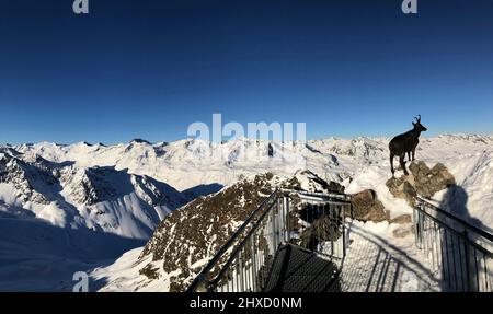 Alpenpanorama im Winter mit Blick auf Ötztal Alpen vom Top Wurmkogel im Skigebiet Hochgurgl-Obergurgl, Gurgler Tal, Ötztal, Winterlandschaft, Natur, Berge, Hochgurgl, Tirol, Österreich Stockfoto