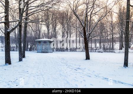 Stimmungsvolle Winterlandschaft in den Vororten von Helsinki in Finnland Stockfoto