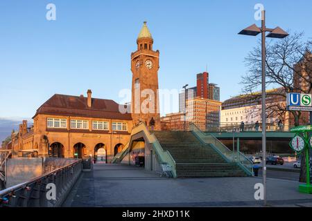 Hansestadt Hamburg, Blick auf die Landebahn St.Pauli und den Wasserspiegel-Turm Stockfoto